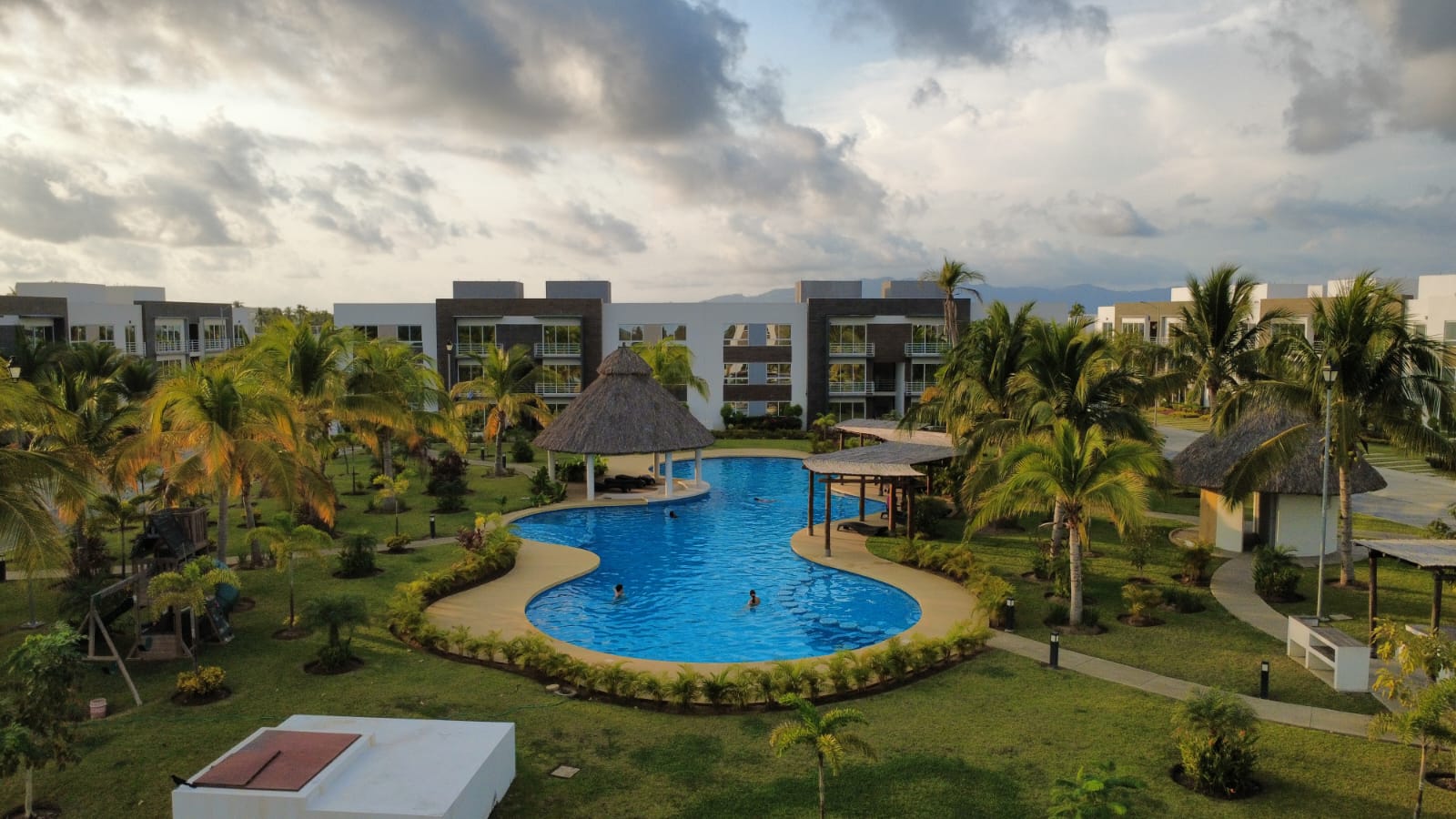 Alberca, jardines y edificios de Residencial Dream Diamante