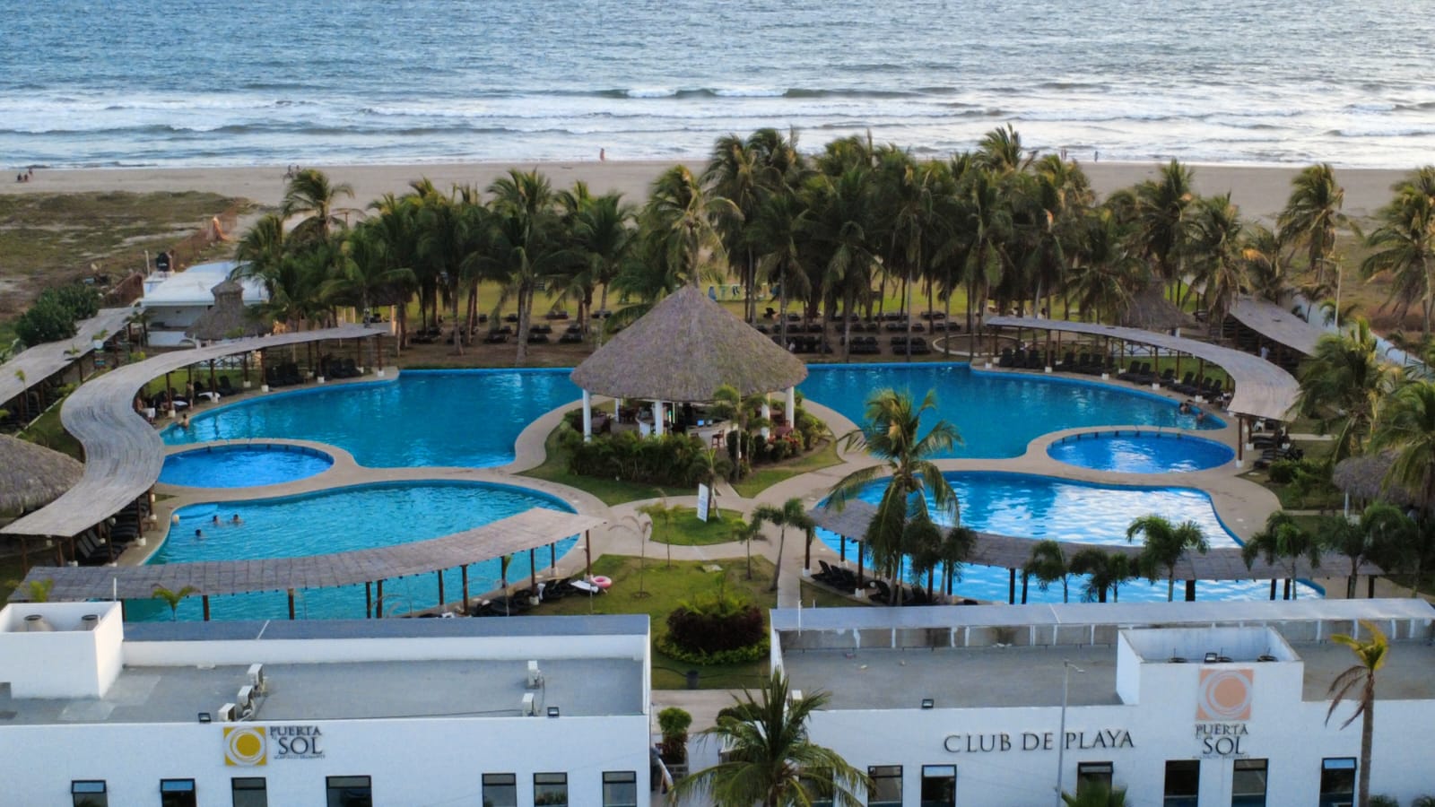 Club de Playa de Residencial Puerta al Sol frente al mar